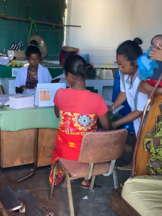 NamRano améliore les conditions d’accueil au CSB d’Ambinanibé