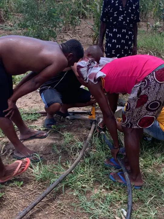 Forage et réparation de pompes à eau dans les villages isolés