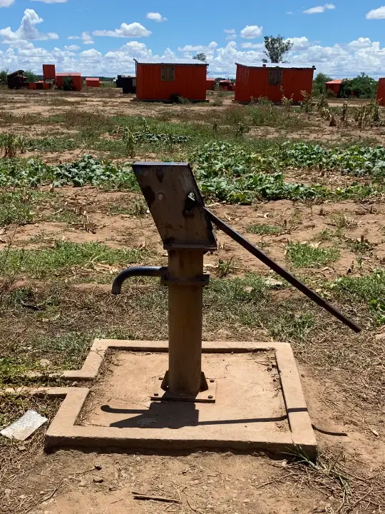 Forage et réparation de pompes à eau dans les villages isolés
