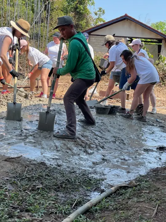 Une cuve pour faire face à la sécheresse dans un village du Laos